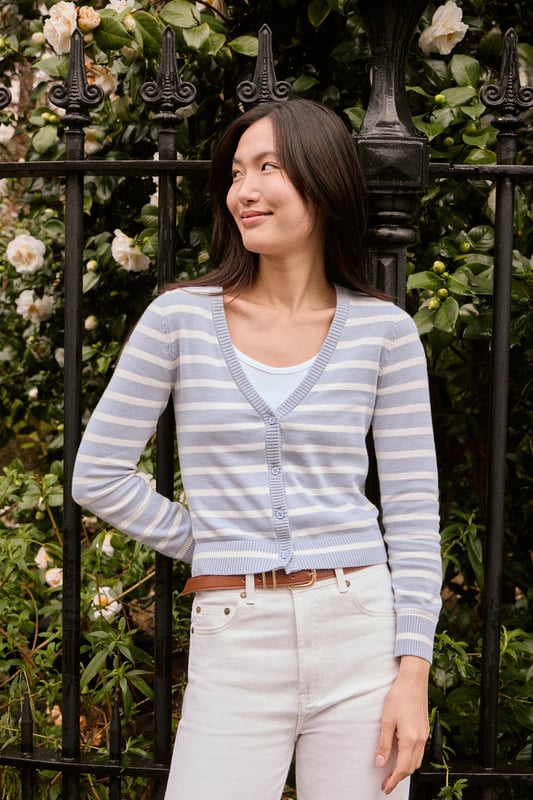 Die Damenstrickjacke Cordelia ist ein maritim inspiriertes Stück, das Eleganz und Funktionalität vereint. Sie ist aus Baumwolle und Polyamid gefertigt und hat eine schmale Passform mit V-Ausschnitt, die eine schlanke Silhouette schafft. Der Knopfverschluss mit farblich abgestimmten Logoknöpfen sorgt für ein raffiniertes Finish, während die Rippbündchen an den Ärmeln und am Bund für einen bequemen Sitz sorgen. Das farblich abgestimmte Nahtband am Kragen mit Polo Club Logo unterstreicht die Eleganz dieses Modells. Das kontrastierende Streifendesign und das einfarbige gestickte Wappen auf dem Ärmel sind ikonische Details unserer maritimen Kollektion.