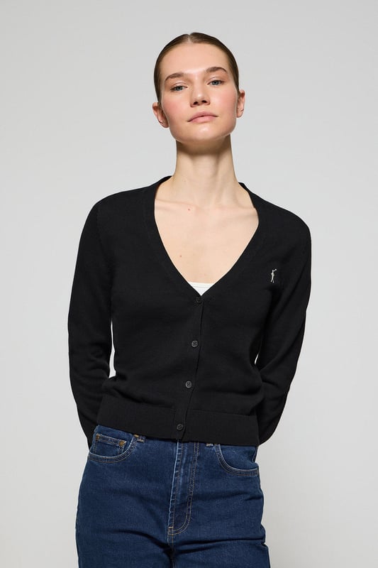Diese schmal geschnittene Damenstrickjacke mit V-Ausschnitt ist aus Baumwolljersey gefertigt und bietet die perfekte Kombination aus Komfort und Stil. Rippbündchen an den Ärmeln und in der Taille sorgen für die perfekte Passform. Das dezente Nahtband an der Innenseite des Kragens mit Polo Club Logo unterstreicht die Eleganz dieses Kleidungsstücks. Charakteristische Stickerei unseres Rigby Go-Logos in Kontrastfarbe auf der Brust. Dieser vielseitige und stilvolle Cardigan ist die perfekte Wahl, um jeden Look abzurunden.