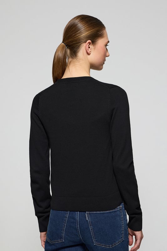 Diese schmal geschnittene Damenstrickjacke mit V-Ausschnitt ist aus Baumwolljersey gefertigt und bietet die perfekte Kombination aus Komfort und Stil. Rippbündchen an den Ärmeln und in der Taille sorgen für die perfekte Passform. Das dezente Nahtband an der Innenseite des Kragens mit Polo Club Logo unterstreicht die Eleganz dieses Kleidungsstücks. Charakteristische Stickerei unseres Rigby Go-Logos in Kontrastfarbe auf der Brust. Dieser vielseitige und stilvolle Cardigan ist die perfekte Wahl, um jeden Look abzurunden.
