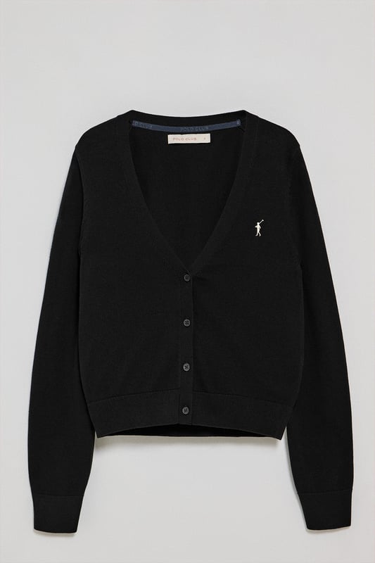 Diese schmal geschnittene Damenstrickjacke mit V-Ausschnitt ist aus Baumwolljersey gefertigt und bietet die perfekte Kombination aus Komfort und Stil. Rippbündchen an den Ärmeln und in der Taille sorgen für die perfekte Passform. Das dezente Nahtband an der Innenseite des Kragens mit Polo Club Logo unterstreicht die Eleganz dieses Kleidungsstücks. Charakteristische Stickerei unseres Rigby Go-Logos in Kontrastfarbe auf der Brust. Dieser vielseitige und stilvolle Cardigan ist die perfekte Wahl, um jeden Look abzurunden.