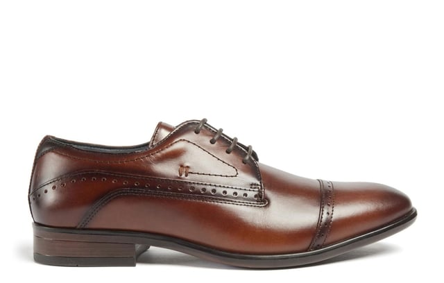 Introducing the Ralph, a sophisticated toe-cap Oxford style crafted from premium Italian leather, meticulously finished to deliver a rich, deep color. Elevate your formal attire with the closed Oxford lace-up closure, while the concealed padded collar and tongue enhance comfort. The Ortholite foam insole offers long-lasting cushioning and breathability, ensuring your feet stay comfortable throughout the day. The Ralph is the perfect blend of timeless style and modern comfort.- Premium Italian leather upper- Lace-up closure- Concealed padded collar and tongue- Ortholite foam insole