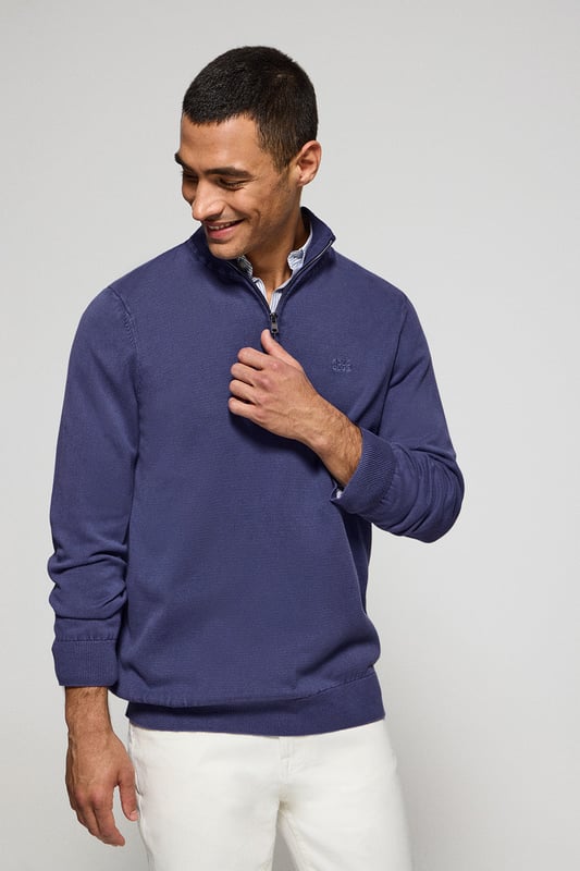 Verleihen Sie Ihrem Look eine lässige Note mit unserem stückgefärbten Herrenpullover mit halbem Reißverschluss. Gerippte Bündchen an Kragen, Ärmeln und Taille sorgen für einen perfekten Sitz. Das dezente Nahtband an der Innenseite des Kragens mit Polo Club Logo unterstreicht die Eleganz dieses Pullovers. Die Ton-in-Ton gehaltene Polo Club-Stickerei auf der Brust verleiht dem Design den letzten Schliff. Kombinieren Sie ihn mit Jeans oder Chinohosen für einen formelleren Stil.