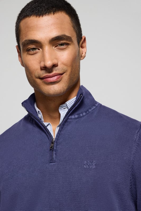 Verleihen Sie Ihrem Look eine lässige Note mit unserem stückgefärbten Herrenpullover mit halbem Reißverschluss. Gerippte Bündchen an Kragen, Ärmeln und Taille sorgen für einen perfekten Sitz. Das dezente Nahtband an der Innenseite des Kragens mit Polo Club Logo unterstreicht die Eleganz dieses Pullovers. Die Ton-in-Ton gehaltene Polo Club-Stickerei auf der Brust verleiht dem Design den letzten Schliff. Kombinieren Sie ihn mit Jeans oder Chinohosen für einen formelleren Stil.
