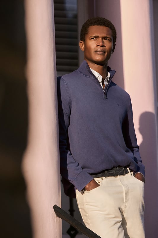 Verleihen Sie Ihrem Look eine lässige Note mit unserem stückgefärbten Herrenpullover mit halbem Reißverschluss. Gerippte Bündchen an Kragen, Ärmeln und Taille sorgen für einen perfekten Sitz. Das dezente Nahtband an der Innenseite des Kragens mit Polo Club Logo unterstreicht die Eleganz dieses Pullovers. Die Ton-in-Ton gehaltene Polo Club-Stickerei auf der Brust verleiht dem Design den letzten Schliff. Kombinieren Sie ihn mit Jeans oder Chinohosen für einen formelleren Stil.