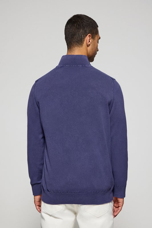 Verleihen Sie Ihrem Look eine lässige Note mit unserem stückgefärbten Herrenpullover mit halbem Reißverschluss. Gerippte Bündchen an Kragen, Ärmeln und Taille sorgen für einen perfekten Sitz. Das dezente Nahtband an der Innenseite des Kragens mit Polo Club Logo unterstreicht die Eleganz dieses Pullovers. Die Ton-in-Ton gehaltene Polo Club-Stickerei auf der Brust verleiht dem Design den letzten Schliff. Kombinieren Sie ihn mit Jeans oder Chinohosen für einen formelleren Stil.