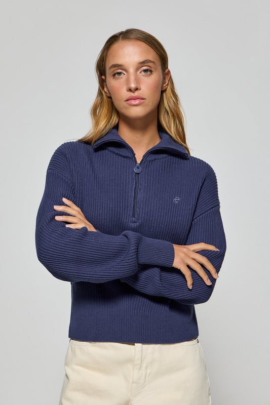 Unser Damenpullover Nahia ist vielseitig und bequem. Er ist aus einem 7-Gauge-Baumwoll-Nylon-Gemisch mit Fischgrätmuster gefertigt, das für Struktur und Stil sorgt. Er verfügt über einen praktischen Reißverschluss am Kragen mit einer logoverzierten Zuglasche, die sich je nach Anlass anpassen lässt. Die Innenseite des Kragens ist mit einem Ton-in-Ton-Logo bedruckten Nahtband verziert. Breitere gerippte Details an Kragen, Manschetten und Bund sorgen für einen bequemen Sitz. Das farblich abgestimmte Polo Club Monogramm an der Brust verleiht dem Pullover einen raffinierten Touch.