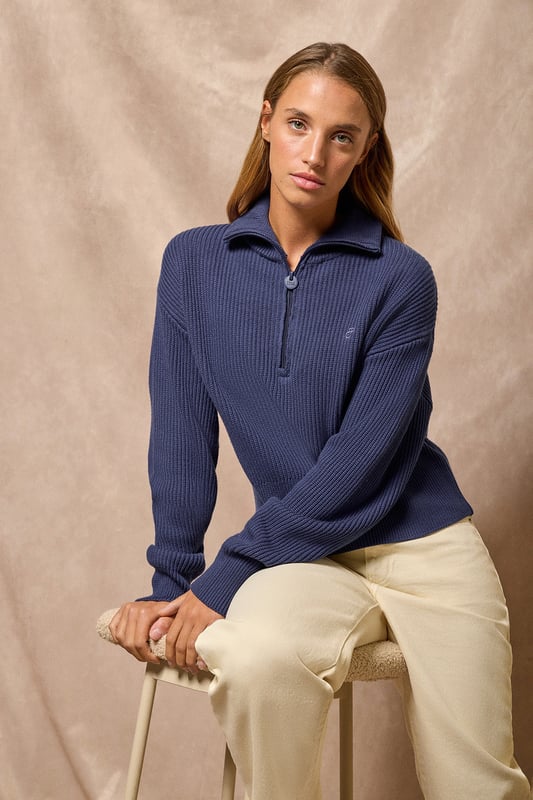 Unser Damenpullover Nahia ist vielseitig und bequem. Er ist aus einem 7-Gauge-Baumwoll-Nylon-Gemisch mit Fischgrätmuster gefertigt, das für Struktur und Stil sorgt. Er verfügt über einen praktischen Reißverschluss am Kragen mit einer logoverzierten Zuglasche, die sich je nach Anlass anpassen lässt. Die Innenseite des Kragens ist mit einem Ton-in-Ton-Logo bedruckten Nahtband verziert. Breitere gerippte Details an Kragen, Manschetten und Bund sorgen für einen bequemen Sitz. Das farblich abgestimmte Polo Club Monogramm an der Brust verleiht dem Pullover einen raffinierten Touch.