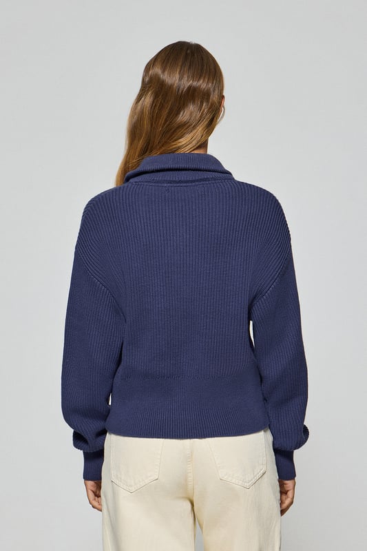 Unser Damenpullover Nahia ist vielseitig und bequem. Er ist aus einem 7-Gauge-Baumwoll-Nylon-Gemisch mit Fischgrätmuster gefertigt, das für Struktur und Stil sorgt. Er verfügt über einen praktischen Reißverschluss am Kragen mit einer logoverzierten Zuglasche, die sich je nach Anlass anpassen lässt. Die Innenseite des Kragens ist mit einem Ton-in-Ton-Logo bedruckten Nahtband verziert. Breitere gerippte Details an Kragen, Manschetten und Bund sorgen für einen bequemen Sitz. Das farblich abgestimmte Polo Club Monogramm an der Brust verleiht dem Pullover einen raffinierten Touch.
