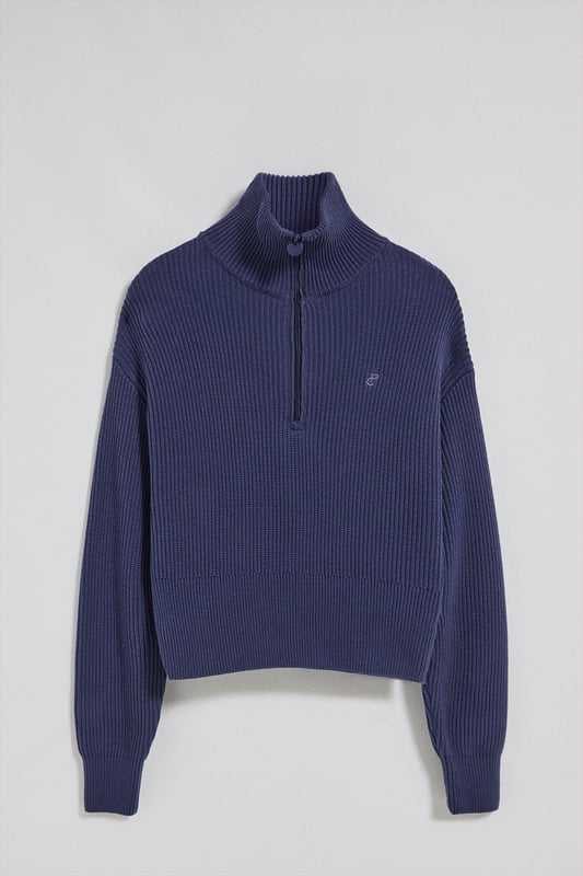 Unser Damenpullover Nahia ist vielseitig und bequem. Er ist aus einem 7-Gauge-Baumwoll-Nylon-Gemisch mit Fischgrätmuster gefertigt, das für Struktur und Stil sorgt. Er verfügt über einen praktischen Reißverschluss am Kragen mit einer logoverzierten Zuglasche, die sich je nach Anlass anpassen lässt. Die Innenseite des Kragens ist mit einem Ton-in-Ton-Logo bedruckten Nahtband verziert. Breitere gerippte Details an Kragen, Manschetten und Bund sorgen für einen bequemen Sitz. Das farblich abgestimmte Polo Club Monogramm an der Brust verleiht dem Pullover einen raffinierten Touch.