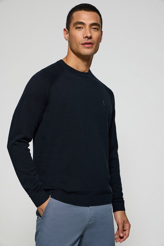 Dieser Herrenstrickpullover ist die perfekte Kombination aus Komfort und Eleganz. Die Leinen-Baumwoll-Mischung sorgt für ein frisches, natürliches Tragegefühl, während sich die Raglanärmel und die reguläre Passform perfekt an die Silhouette anpassen. Gerippte Abschlüsse an Kragen, Manschetten und Taille sorgen für einen bequemen Sitz. Das marineblaue Nahtband am Kragen mit Polo Club Logo unterstreicht die Eleganz dieses Modells. Das emblematische Rigby Go Logo in Kontrastfarbe auf der Brust unterstreicht seine einzigartige Optik. Dieser Pullover ist ein unverzichtbares Basic in Ihrem Kleiderschrank.