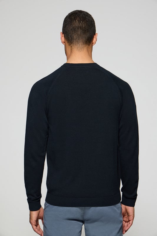 Dieser Herrenstrickpullover ist die perfekte Kombination aus Komfort und Eleganz. Die Leinen-Baumwoll-Mischung sorgt für ein frisches, natürliches Tragegefühl, während sich die Raglanärmel und die reguläre Passform perfekt an die Silhouette anpassen. Gerippte Abschlüsse an Kragen, Manschetten und Taille sorgen für einen bequemen Sitz. Das marineblaue Nahtband am Kragen mit Polo Club Logo unterstreicht die Eleganz dieses Modells. Das emblematische Rigby Go Logo in Kontrastfarbe auf der Brust unterstreicht seine einzigartige Optik. Dieser Pullover ist ein unverzichtbares Basic in Ihrem Kleiderschrank.