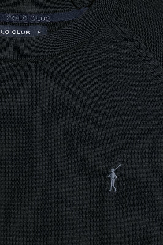 Dieser Herrenstrickpullover ist die perfekte Kombination aus Komfort und Eleganz. Die Leinen-Baumwoll-Mischung sorgt für ein frisches, natürliches Tragegefühl, während sich die Raglanärmel und die reguläre Passform perfekt an die Silhouette anpassen. Gerippte Abschlüsse an Kragen, Manschetten und Taille sorgen für einen bequemen Sitz. Das marineblaue Nahtband am Kragen mit Polo Club Logo unterstreicht die Eleganz dieses Modells. Das emblematische Rigby Go Logo in Kontrastfarbe auf der Brust unterstreicht seine einzigartige Optik. Dieser Pullover ist ein unverzichtbares Basic in Ihrem Kleiderschrank.