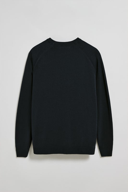 Dieser Herrenstrickpullover ist die perfekte Kombination aus Komfort und Eleganz. Die Leinen-Baumwoll-Mischung sorgt für ein frisches, natürliches Tragegefühl, während sich die Raglanärmel und die reguläre Passform perfekt an die Silhouette anpassen. Gerippte Abschlüsse an Kragen, Manschetten und Taille sorgen für einen bequemen Sitz. Das marineblaue Nahtband am Kragen mit Polo Club Logo unterstreicht die Eleganz dieses Modells. Das emblematische Rigby Go Logo in Kontrastfarbe auf der Brust unterstreicht seine einzigartige Optik. Dieser Pullover ist ein unverzichtbares Basic in Ihrem Kleiderschrank.