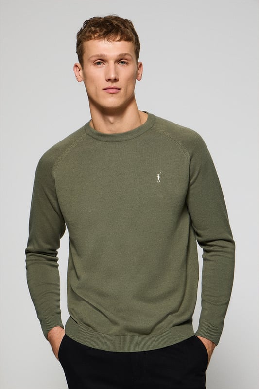 Dieser Herrenstrickpullover ist die perfekte Kombination aus Komfort und Eleganz. Die Leinen-Baumwoll-Mischung sorgt für ein frisches, natürliches Tragegefühl, während sich die Raglanärmel und die reguläre Passform perfekt an die Silhouette anpassen. Gerippte Abschlüsse an Kragen, Manschetten und Taille sorgen für einen bequemen Sitz. Das marineblaue Nahtband am Kragen mit Polo Club Logo unterstreicht die Eleganz dieses Modells. Das emblematische Rigby Go Logo in Kontrastfarbe auf der Brust unterstreicht seine einzigartige Optik. Dieser Pullover ist ein unverzichtbares Basic in Ihrem Kleiderschrank.