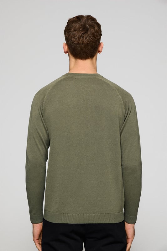 Dieser Herrenstrickpullover ist die perfekte Kombination aus Komfort und Eleganz. Die Leinen-Baumwoll-Mischung sorgt für ein frisches, natürliches Tragegefühl, während sich die Raglanärmel und die reguläre Passform perfekt an die Silhouette anpassen. Gerippte Abschlüsse an Kragen, Manschetten und Taille sorgen für einen bequemen Sitz. Das marineblaue Nahtband am Kragen mit Polo Club Logo unterstreicht die Eleganz dieses Modells. Das emblematische Rigby Go Logo in Kontrastfarbe auf der Brust unterstreicht seine einzigartige Optik. Dieser Pullover ist ein unverzichtbares Basic in Ihrem Kleiderschrank.