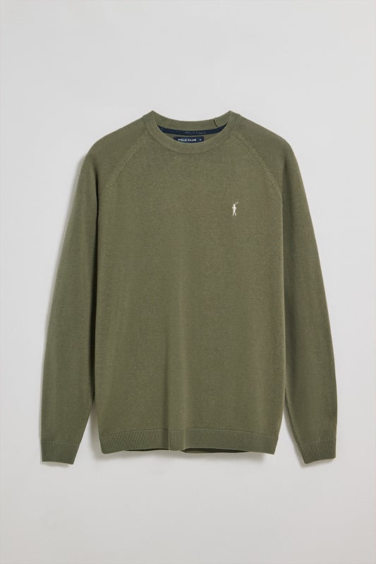 Dieser Herrenstrickpullover ist die perfekte Kombination aus Komfort und Eleganz. Die Leinen-Baumwoll-Mischung sorgt für ein frisches, natürliches Tragegefühl, während sich die Raglanärmel und die reguläre Passform perfekt an die Silhouette anpassen. Gerippte Abschlüsse an Kragen, Manschetten und Taille sorgen für einen bequemen Sitz. Das marineblaue Nahtband am Kragen mit Polo Club Logo unterstreicht die Eleganz dieses Modells. Das emblematische Rigby Go Logo in Kontrastfarbe auf der Brust unterstreicht seine einzigartige Optik. Dieser Pullover ist ein unverzichtbares Basic in Ihrem Kleiderschrank.