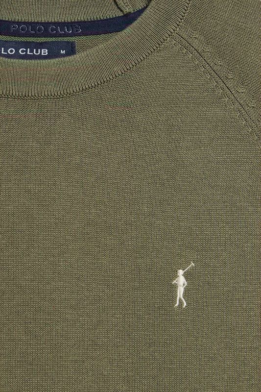 Dieser Herrenstrickpullover ist die perfekte Kombination aus Komfort und Eleganz. Die Leinen-Baumwoll-Mischung sorgt für ein frisches, natürliches Tragegefühl, während sich die Raglanärmel und die reguläre Passform perfekt an die Silhouette anpassen. Gerippte Abschlüsse an Kragen, Manschetten und Taille sorgen für einen bequemen Sitz. Das marineblaue Nahtband am Kragen mit Polo Club Logo unterstreicht die Eleganz dieses Modells. Das emblematische Rigby Go Logo in Kontrastfarbe auf der Brust unterstreicht seine einzigartige Optik. Dieser Pullover ist ein unverzichtbares Basic in Ihrem Kleiderschrank.