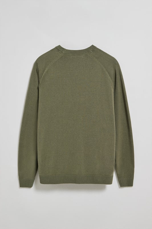 Dieser Herrenstrickpullover ist die perfekte Kombination aus Komfort und Eleganz. Die Leinen-Baumwoll-Mischung sorgt für ein frisches, natürliches Tragegefühl, während sich die Raglanärmel und die reguläre Passform perfekt an die Silhouette anpassen. Gerippte Abschlüsse an Kragen, Manschetten und Taille sorgen für einen bequemen Sitz. Das marineblaue Nahtband am Kragen mit Polo Club Logo unterstreicht die Eleganz dieses Modells. Das emblematische Rigby Go Logo in Kontrastfarbe auf der Brust unterstreicht seine einzigartige Optik. Dieser Pullover ist ein unverzichtbares Basic in Ihrem Kleiderschrank.