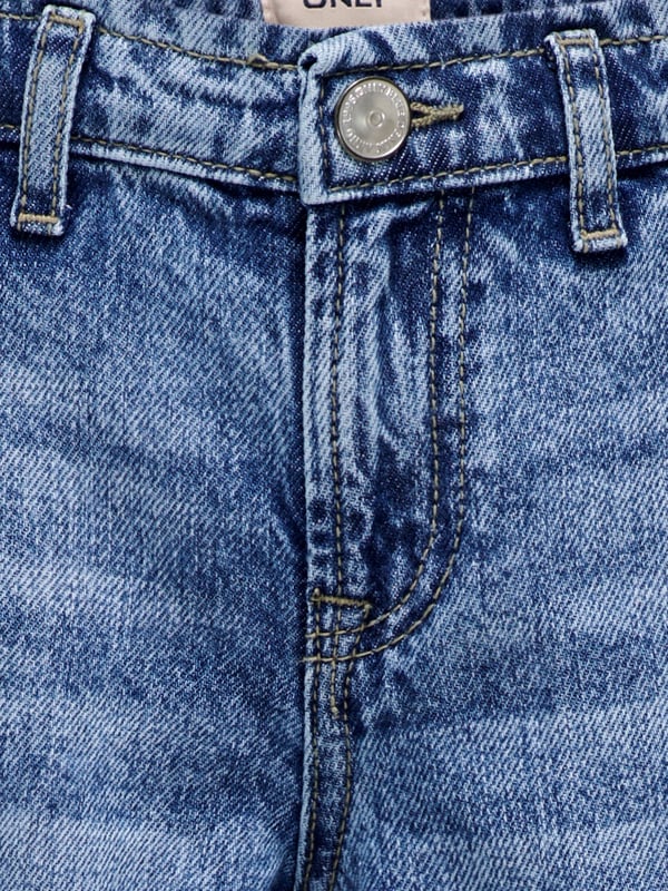 Diese stylische Schlaghose aus Denim ist ein echtes Trend-Piece! Mit ihrem weiten Bein und der lockeren Passform sorgt sie für einen lässigen Look und hohen Tragekomfort. Der klassische Reißverschluss mit Knopf und die Gürtelschlaufen bieten dir vielseitige Styling-Möglichkeiten. Der angesagte 5-Pocket-Style macht die Hose nicht nur praktisch, sondern verleiht ihr auch eine zeitlose Note. Ein gewebtes Label innen rundet das Design dezent ab. Perfekt kombinierbar mit Sneakern oder Boots – für einen coolen Look, der immer passt!