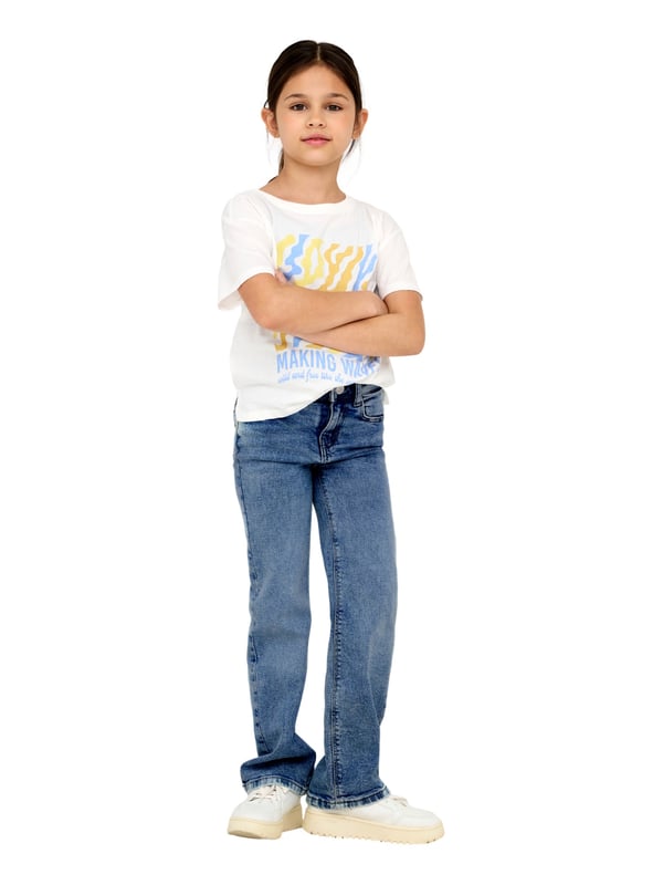 Diese trendige Schlaghose aus Denim verleiht deinem Outfit einen lässigen Retro-Vibe! Mit ihrem weiten Schnitt und der normalen Passform sorgt sie für einen bequemen Sitz und ein stylisches Tragegefühl. Der klassische Reißverschluss mit Knopf und die Gürtelschlaufen bieten dir vielseitige Styling-Möglichkeiten. Dank des angesagten 5-Pocket-Styles hast du zudem genügend Stauraum für kleine Essentials. Ein gewebtes Label innen rundet das Design dezent ab. Perfekt kombinierbar mit Sneakers oder Boots – für einen coolen Look, der immer passt!