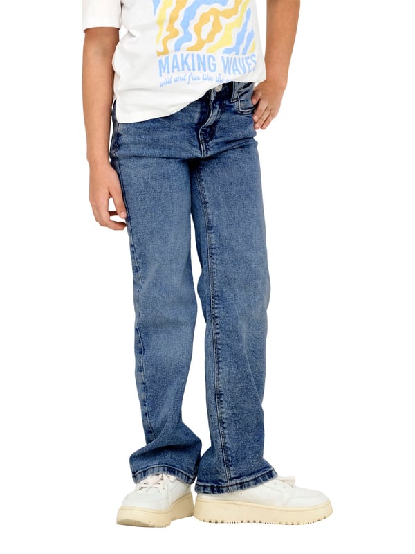 Diese trendige Schlaghose aus Denim verleiht deinem Outfit einen lässigen Retro-Vibe! Mit ihrem weiten Schnitt und der normalen Passform sorgt sie für einen bequemen Sitz und ein stylisches Tragegefühl. Der klassische Reißverschluss mit Knopf und die Gürtelschlaufen bieten dir vielseitige Styling-Möglichkeiten. Dank des angesagten 5-Pocket-Styles hast du zudem genügend Stauraum für kleine Essentials. Ein gewebtes Label innen rundet das Design dezent ab. Perfekt kombinierbar mit Sneakers oder Boots – für einen coolen Look, der immer passt!