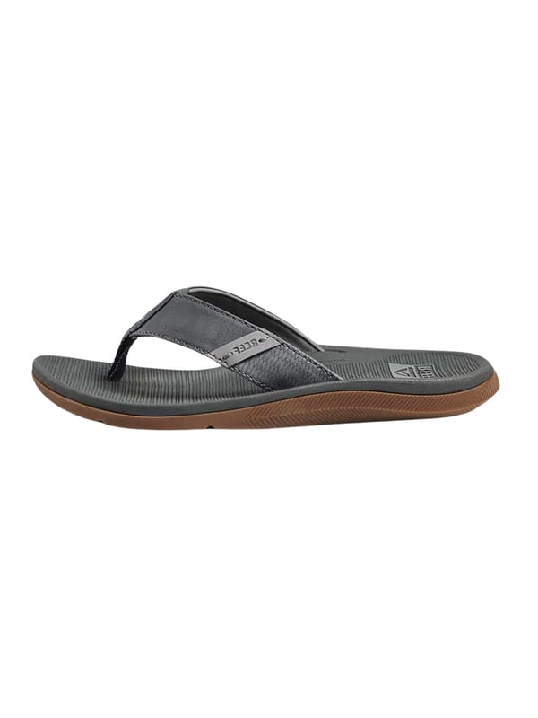 Entdecken Sie die perfekten Begleiter für den Sommer: die Reef Zehentrenner für Herren. Diese Sandalen vereinen Komfort und Stil in einem leichten Design, das für warme Tage am Strand oder in der Stadt gemacht ist. Mit ihrer flachen Absatzform und schmalen Schuhweite passen sie sich ideal an Ihre Füße an und bieten optimalen Halt.  Dank der wasserfreundlichen Materialien sind sie die perfekten Begleiter für alle Aktivitäten am und im Wasser. Sie sind leicht, aber dennoch stabil, und halten jedem Abenteuer stand. Die Reef Zehentrenner sind mehr als nur Schuhe; sie sind ein Gefühl von Freiheit und Unbeschwertheit.  Ob am Strand, Pool oder bei einem Spaziergang durch die Stadt, diese Slipper bieten Ihnen den Tragekomfort, den Sie an heißen Sommertagen brauchen. Sie sind nicht nur funktional, sondern auch ein stylisches Accessoire, das zu jedem Freizeitoutfit passt.  Genießen Sie die Kombination aus Qualität und lässigem Design, die Reef Ihnen bietet. Gönnen Sie Ihren Füßen den Komfort, den sie verdienen, und erleben Sie unvergessliche Sommermomente in diesen vielseitigen Zehentrennern.