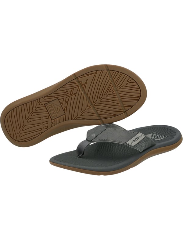 Entdecken Sie die perfekten Begleiter für den Sommer: die Reef Zehentrenner für Herren. Diese Sandalen vereinen Komfort und Stil in einem leichten Design, das für warme Tage am Strand oder in der Stadt gemacht ist. Mit ihrer flachen Absatzform und schmalen Schuhweite passen sie sich ideal an Ihre Füße an und bieten optimalen Halt.  Dank der wasserfreundlichen Materialien sind sie die perfekten Begleiter für alle Aktivitäten am und im Wasser. Sie sind leicht, aber dennoch stabil, und halten jedem Abenteuer stand. Die Reef Zehentrenner sind mehr als nur Schuhe; sie sind ein Gefühl von Freiheit und Unbeschwertheit.  Ob am Strand, Pool oder bei einem Spaziergang durch die Stadt, diese Slipper bieten Ihnen den Tragekomfort, den Sie an heißen Sommertagen brauchen. Sie sind nicht nur funktional, sondern auch ein stylisches Accessoire, das zu jedem Freizeitoutfit passt.  Genießen Sie die Kombination aus Qualität und lässigem Design, die Reef Ihnen bietet. Gönnen Sie Ihren Füßen den Komfort, den sie verdienen, und erleben Sie unvergessliche Sommermomente in diesen vielseitigen Zehentrennern.
