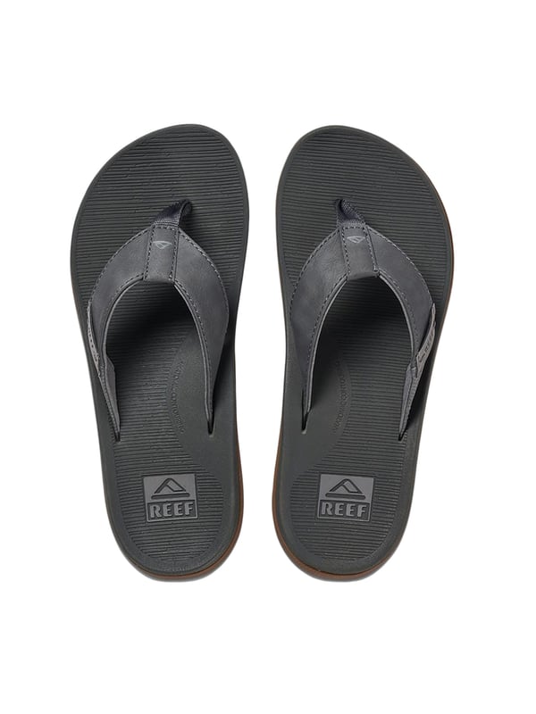 Entdecken Sie die perfekten Begleiter für den Sommer: die Reef Zehentrenner für Herren. Diese Sandalen vereinen Komfort und Stil in einem leichten Design, das für warme Tage am Strand oder in der Stadt gemacht ist. Mit ihrer flachen Absatzform und schmalen Schuhweite passen sie sich ideal an Ihre Füße an und bieten optimalen Halt.  Dank der wasserfreundlichen Materialien sind sie die perfekten Begleiter für alle Aktivitäten am und im Wasser. Sie sind leicht, aber dennoch stabil, und halten jedem Abenteuer stand. Die Reef Zehentrenner sind mehr als nur Schuhe; sie sind ein Gefühl von Freiheit und Unbeschwertheit.  Ob am Strand, Pool oder bei einem Spaziergang durch die Stadt, diese Slipper bieten Ihnen den Tragekomfort, den Sie an heißen Sommertagen brauchen. Sie sind nicht nur funktional, sondern auch ein stylisches Accessoire, das zu jedem Freizeitoutfit passt.  Genießen Sie die Kombination aus Qualität und lässigem Design, die Reef Ihnen bietet. Gönnen Sie Ihren Füßen den Komfort, den sie verdienen, und erleben Sie unvergessliche Sommermomente in diesen vielseitigen Zehentrennern.