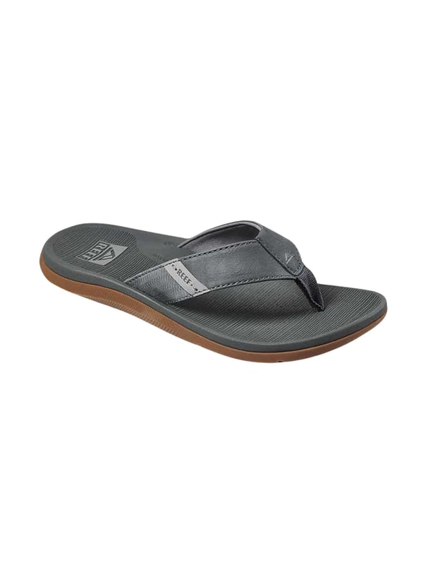 Entdecken Sie die perfekten Begleiter für den Sommer: die Reef Zehentrenner für Herren. Diese Sandalen vereinen Komfort und Stil in einem leichten Design, das für warme Tage am Strand oder in der Stadt gemacht ist. Mit ihrer flachen Absatzform und schmalen Schuhweite passen sie sich ideal an Ihre Füße an und bieten optimalen Halt.  Dank der wasserfreundlichen Materialien sind sie die perfekten Begleiter für alle Aktivitäten am und im Wasser. Sie sind leicht, aber dennoch stabil, und halten jedem Abenteuer stand. Die Reef Zehentrenner sind mehr als nur Schuhe; sie sind ein Gefühl von Freiheit und Unbeschwertheit.  Ob am Strand, Pool oder bei einem Spaziergang durch die Stadt, diese Slipper bieten Ihnen den Tragekomfort, den Sie an heißen Sommertagen brauchen. Sie sind nicht nur funktional, sondern auch ein stylisches Accessoire, das zu jedem Freizeitoutfit passt.  Genießen Sie die Kombination aus Qualität und lässigem Design, die Reef Ihnen bietet. Gönnen Sie Ihren Füßen den Komfort, den sie verdienen, und erleben Sie unvergessliche Sommermomente in diesen vielseitigen Zehentrennern.