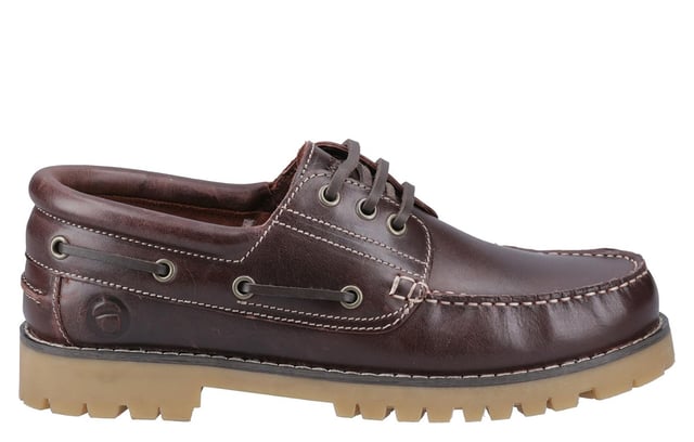 The Cotswold Inglecote Shoes take the classic boat shoe and give it a rugged countryside edge. Blending a traditional leather upper with a chunky, modern outsole, these shoes offer a bold take on a timeless silhouette. Lace front detailing keeps the look authentic, while the robust sole adds durability and tractionideal for both relaxed outings and off-the-beaten-path adventures. A fresh yet familiar style, Inglecote is the perfect addition to any casual wardrobe.
  Leather upper for timeless appeal
  Chunky outsole unit for added grip and durability
  Lace front detailing for a classic finish
  A modern twist on a countryside staple
  Ideal for everyday casual wear or weekend escapes