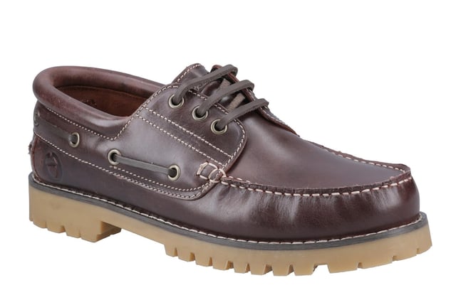 The Cotswold Inglecote Shoes take the classic boat shoe and give it a rugged countryside edge. Blending a traditional leather upper with a chunky, modern outsole, these shoes offer a bold take on a timeless silhouette. Lace front detailing keeps the look authentic, while the robust sole adds durability and tractionideal for both relaxed outings and off-the-beaten-path adventures. A fresh yet familiar style, Inglecote is the perfect addition to any casual wardrobe.
  Leather upper for timeless appeal
  Chunky outsole unit for added grip and durability
  Lace front detailing for a classic finish
  A modern twist on a countryside staple
  Ideal for everyday casual wear or weekend escapes