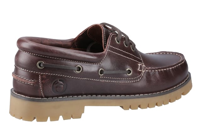 The Cotswold Inglecote Shoes take the classic boat shoe and give it a rugged countryside edge. Blending a traditional leather upper with a chunky, modern outsole, these shoes offer a bold take on a timeless silhouette. Lace front detailing keeps the look authentic, while the robust sole adds durability and tractionideal for both relaxed outings and off-the-beaten-path adventures. A fresh yet familiar style, Inglecote is the perfect addition to any casual wardrobe.
  Leather upper for timeless appeal
  Chunky outsole unit for added grip and durability
  Lace front detailing for a classic finish
  A modern twist on a countryside staple
  Ideal for everyday casual wear or weekend escapes