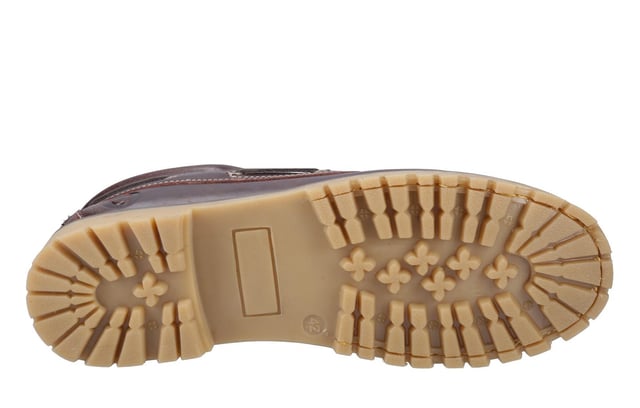 The Cotswold Inglecote Shoes take the classic boat shoe and give it a rugged countryside edge. Blending a traditional leather upper with a chunky, modern outsole, these shoes offer a bold take on a timeless silhouette. Lace front detailing keeps the look authentic, while the robust sole adds durability and tractionideal for both relaxed outings and off-the-beaten-path adventures. A fresh yet familiar style, Inglecote is the perfect addition to any casual wardrobe.
  Leather upper for timeless appeal
  Chunky outsole unit for added grip and durability
  Lace front detailing for a classic finish
  A modern twist on a countryside staple
  Ideal for everyday casual wear or weekend escapes