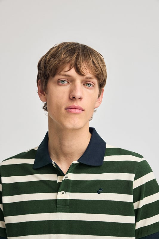 Das Poloshirt Genova bietet die perfekte Kombination aus Stil und Komfort. Es hat ein zeitloses Streifendesign und ist aus Baumwollpiqué gefertigt, das angenehm kühl und geschmeidig ist. Der gerippte Kragen mit Dreiknopfleiste und Steg auf der Rückseite sorgt für eine tadellose Struktur, während kontrastierende Details an den Ärmeln und am Kragen einen besonderen Akzent setzen. Ein gesticktes Monogramm auf der Brust rundet das Design ab und macht es zu einem vielseitigen und raffinierten Kleidungsstück.