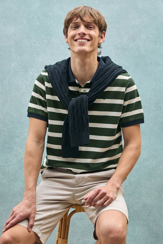 Das Poloshirt Genova bietet die perfekte Kombination aus Stil und Komfort. Es hat ein zeitloses Streifendesign und ist aus Baumwollpiqué gefertigt, das angenehm kühl und geschmeidig ist. Der gerippte Kragen mit Dreiknopfleiste und Steg auf der Rückseite sorgt für eine tadellose Struktur, während kontrastierende Details an den Ärmeln und am Kragen einen besonderen Akzent setzen. Ein gesticktes Monogramm auf der Brust rundet das Design ab und macht es zu einem vielseitigen und raffinierten Kleidungsstück.