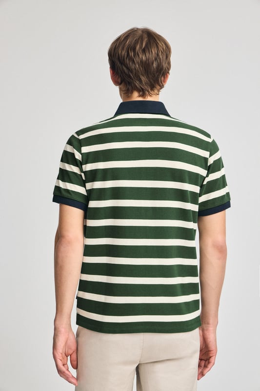 Das Poloshirt Genova bietet die perfekte Kombination aus Stil und Komfort. Es hat ein zeitloses Streifendesign und ist aus Baumwollpiqué gefertigt, das angenehm kühl und geschmeidig ist. Der gerippte Kragen mit Dreiknopfleiste und Steg auf der Rückseite sorgt für eine tadellose Struktur, während kontrastierende Details an den Ärmeln und am Kragen einen besonderen Akzent setzen. Ein gesticktes Monogramm auf der Brust rundet das Design ab und macht es zu einem vielseitigen und raffinierten Kleidungsstück.