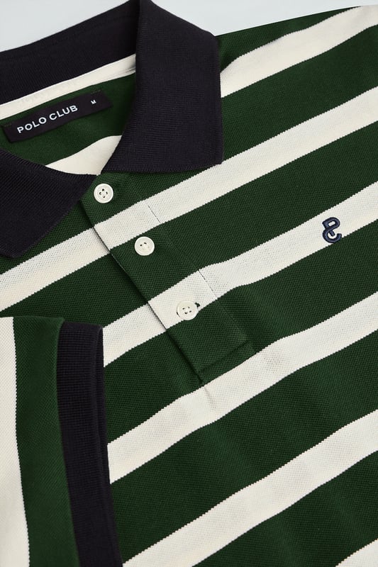 Das Poloshirt Genova bietet die perfekte Kombination aus Stil und Komfort. Es hat ein zeitloses Streifendesign und ist aus Baumwollpiqué gefertigt, das angenehm kühl und geschmeidig ist. Der gerippte Kragen mit Dreiknopfleiste und Steg auf der Rückseite sorgt für eine tadellose Struktur, während kontrastierende Details an den Ärmeln und am Kragen einen besonderen Akzent setzen. Ein gesticktes Monogramm auf der Brust rundet das Design ab und macht es zu einem vielseitigen und raffinierten Kleidungsstück.