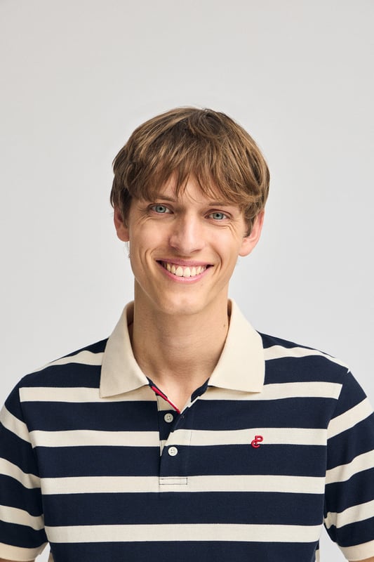 Das Poloshirt Genova bietet die perfekte Kombination aus Stil und Komfort. Es hat ein zeitloses Streifendesign und ist aus Baumwollpiqué gefertigt, das angenehm kühl und geschmeidig ist. Der gerippte Kragen mit Dreiknopfleiste und Steg auf der Rückseite sorgt für eine tadellose Struktur, während kontrastierende Details an den Ärmeln und am Kragen einen besonderen Akzent setzen. Ein gesticktes Monogramm auf der Brust rundet das Design ab und macht es zu einem vielseitigen und raffinierten Kleidungsstück.