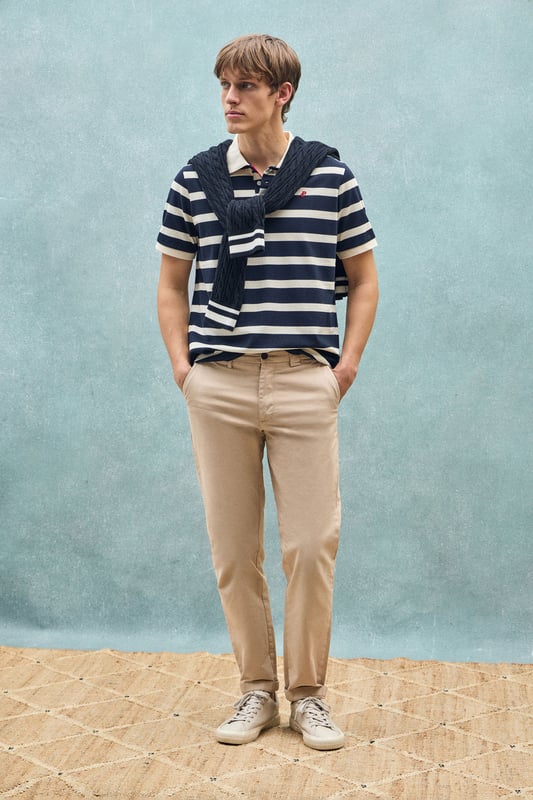 Das Poloshirt Genova bietet die perfekte Kombination aus Stil und Komfort. Es hat ein zeitloses Streifendesign und ist aus Baumwollpiqué gefertigt, das angenehm kühl und geschmeidig ist. Der gerippte Kragen mit Dreiknopfleiste und Steg auf der Rückseite sorgt für eine tadellose Struktur, während kontrastierende Details an den Ärmeln und am Kragen einen besonderen Akzent setzen. Ein gesticktes Monogramm auf der Brust rundet das Design ab und macht es zu einem vielseitigen und raffinierten Kleidungsstück.