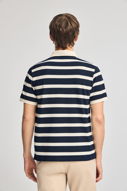 Das Poloshirt Genova bietet die perfekte Kombination aus Stil und Komfort. Es hat ein zeitloses Streifendesign und ist aus Baumwollpiqué gefertigt, das angenehm kühl und geschmeidig ist. Der gerippte Kragen mit Dreiknopfleiste und Steg auf der Rückseite sorgt für eine tadellose Struktur, während kontrastierende Details an den Ärmeln und am Kragen einen besonderen Akzent setzen. Ein gesticktes Monogramm auf der Brust rundet das Design ab und macht es zu einem vielseitigen und raffinierten Kleidungsstück.