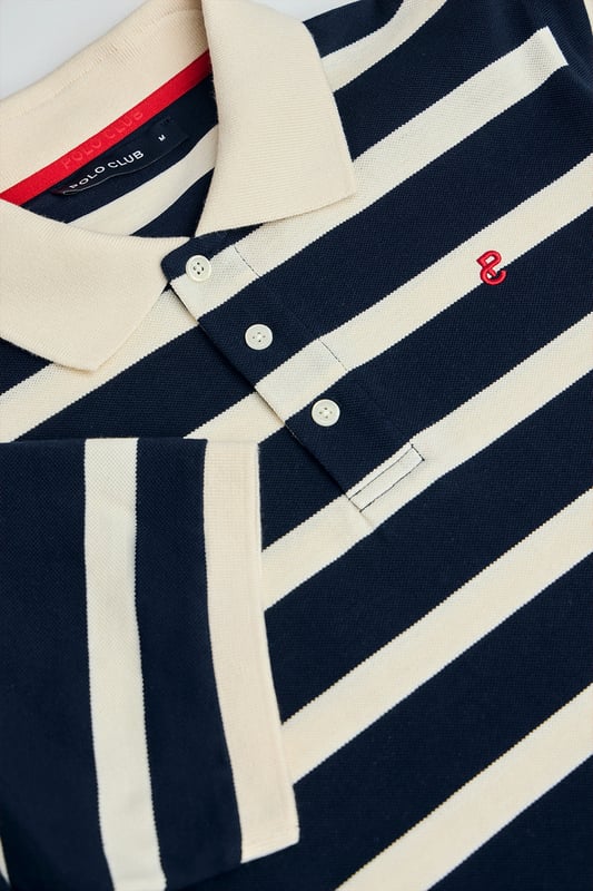 Das Poloshirt Genova bietet die perfekte Kombination aus Stil und Komfort. Es hat ein zeitloses Streifendesign und ist aus Baumwollpiqué gefertigt, das angenehm kühl und geschmeidig ist. Der gerippte Kragen mit Dreiknopfleiste und Steg auf der Rückseite sorgt für eine tadellose Struktur, während kontrastierende Details an den Ärmeln und am Kragen einen besonderen Akzent setzen. Ein gesticktes Monogramm auf der Brust rundet das Design ab und macht es zu einem vielseitigen und raffinierten Kleidungsstück.