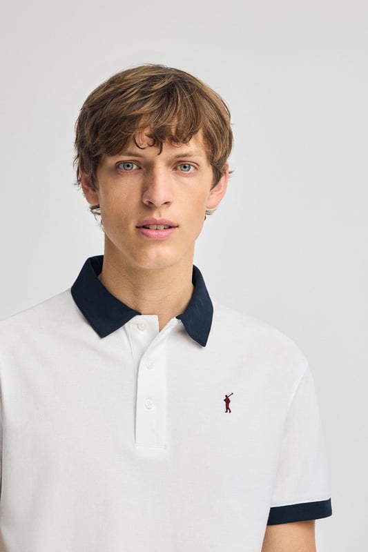 Das Poloshirt Dareh ist die perfekte Kombination aus Komfort und Eleganz. Sein Baumwollpiqué-Gewebe ist angenehm atmungsaktiv und geschmeidig, während kontrastierende Details an Kragen und Ärmeln das Design aufpeppen. Die ikonische Rigby Go Stickerei auf der Brust, die Seitenschlitze und das personalisierte Nahtband machen dieses Poloshirt zu einem einzigartigen und eleganten Kleidungsstück.