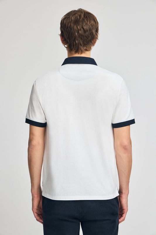 Das Poloshirt Dareh ist die perfekte Kombination aus Komfort und Eleganz. Sein Baumwollpiqué-Gewebe ist angenehm atmungsaktiv und geschmeidig, während kontrastierende Details an Kragen und Ärmeln das Design aufpeppen. Die ikonische Rigby Go Stickerei auf der Brust, die Seitenschlitze und das personalisierte Nahtband machen dieses Poloshirt zu einem einzigartigen und eleganten Kleidungsstück.
