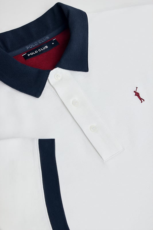 Das Poloshirt Dareh ist die perfekte Kombination aus Komfort und Eleganz. Sein Baumwollpiqué-Gewebe ist angenehm atmungsaktiv und geschmeidig, während kontrastierende Details an Kragen und Ärmeln das Design aufpeppen. Die ikonische Rigby Go Stickerei auf der Brust, die Seitenschlitze und das personalisierte Nahtband machen dieses Poloshirt zu einem einzigartigen und eleganten Kleidungsstück.
