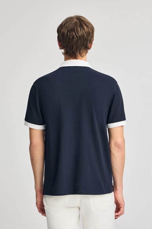 Das Poloshirt Dareh ist die perfekte Kombination aus Komfort und Eleganz. Sein Baumwollpiqué-Gewebe ist angenehm atmungsaktiv und geschmeidig, während kontrastierende Details an Kragen und Ärmeln das Design aufpeppen. Die ikonische Rigby Go Stickerei auf der Brust, die Seitenschlitze und das personalisierte Nahtband machen dieses Poloshirt zu einem einzigartigen und eleganten Kleidungsstück.