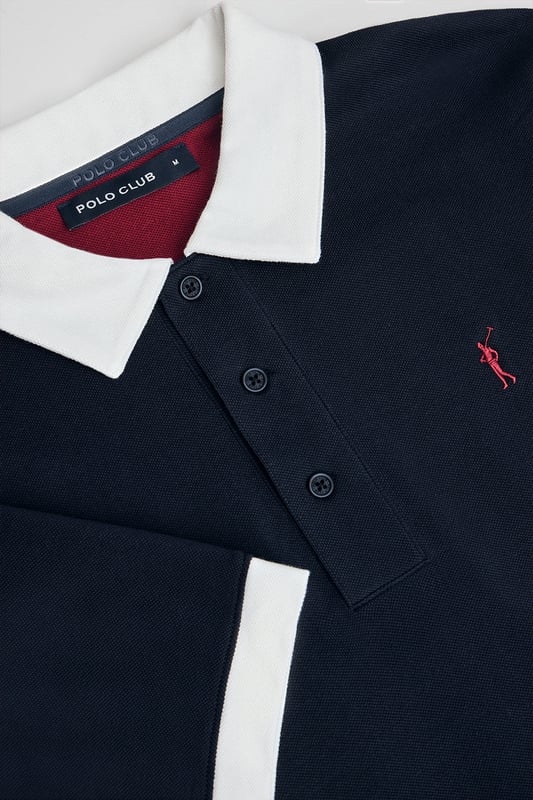 Das Poloshirt Dareh ist die perfekte Kombination aus Komfort und Eleganz. Sein Baumwollpiqué-Gewebe ist angenehm atmungsaktiv und geschmeidig, während kontrastierende Details an Kragen und Ärmeln das Design aufpeppen. Die ikonische Rigby Go Stickerei auf der Brust, die Seitenschlitze und das personalisierte Nahtband machen dieses Poloshirt zu einem einzigartigen und eleganten Kleidungsstück.