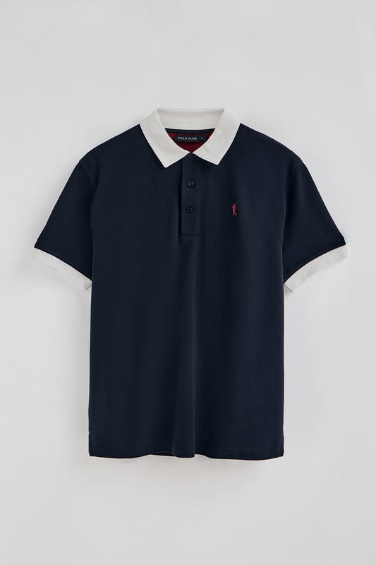 Das Poloshirt Dareh ist die perfekte Kombination aus Komfort und Eleganz. Sein Baumwollpiqué-Gewebe ist angenehm atmungsaktiv und geschmeidig, während kontrastierende Details an Kragen und Ärmeln das Design aufpeppen. Die ikonische Rigby Go Stickerei auf der Brust, die Seitenschlitze und das personalisierte Nahtband machen dieses Poloshirt zu einem einzigartigen und eleganten Kleidungsstück.