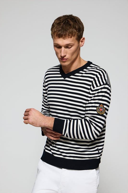 Entdecken Sie den zeitlosen Stil dieses Strickpullovers für Herren mit V- Kragen. Das gestreifte Matrosendesign aus leichter Baumwolle und Polyamid bietet Komfort und Charakter. Gerippte Details an Kragen, Ärmeln und Manschetten sorgen für einen raffinierten Touch, während der maritime Aufnäher am Ärmel und das Polo Club Etikett seinen einzigartigen Charakter unterstreichen.
