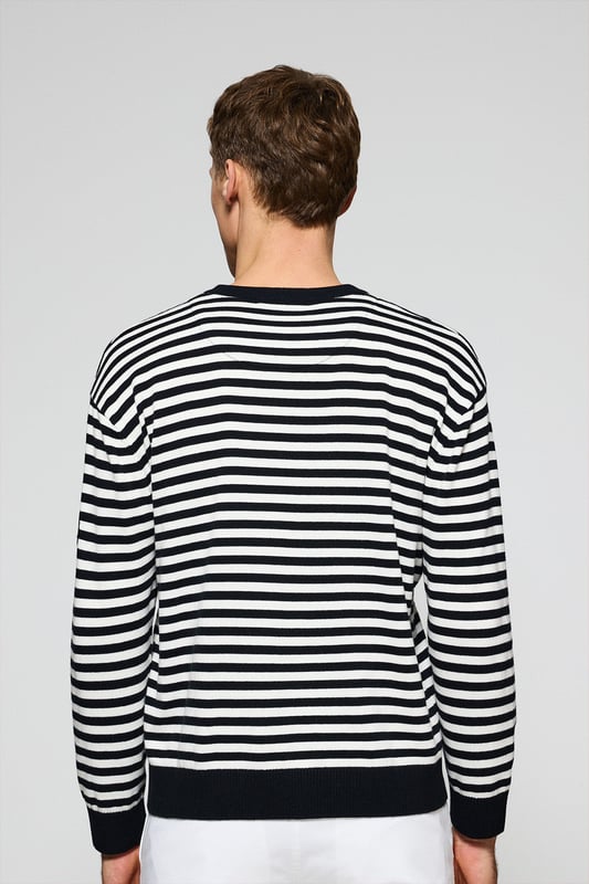 Entdecken Sie den zeitlosen Stil dieses Strickpullovers für Herren mit V- Kragen. Das gestreifte Matrosendesign aus leichter Baumwolle und Polyamid bietet Komfort und Charakter. Gerippte Details an Kragen, Ärmeln und Manschetten sorgen für einen raffinierten Touch, während der maritime Aufnäher am Ärmel und das Polo Club Etikett seinen einzigartigen Charakter unterstreichen.