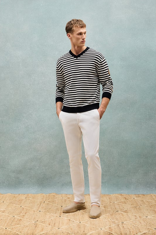 Entdecken Sie den zeitlosen Stil dieses Strickpullovers für Herren mit V- Kragen. Das gestreifte Matrosendesign aus leichter Baumwolle und Polyamid bietet Komfort und Charakter. Gerippte Details an Kragen, Ärmeln und Manschetten sorgen für einen raffinierten Touch, während der maritime Aufnäher am Ärmel und das Polo Club Etikett seinen einzigartigen Charakter unterstreichen.